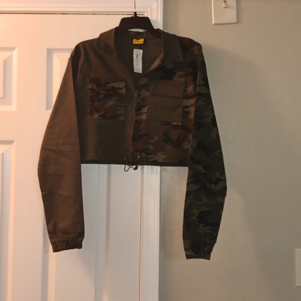 Love Highlight is the brand size small green and army print jacket.